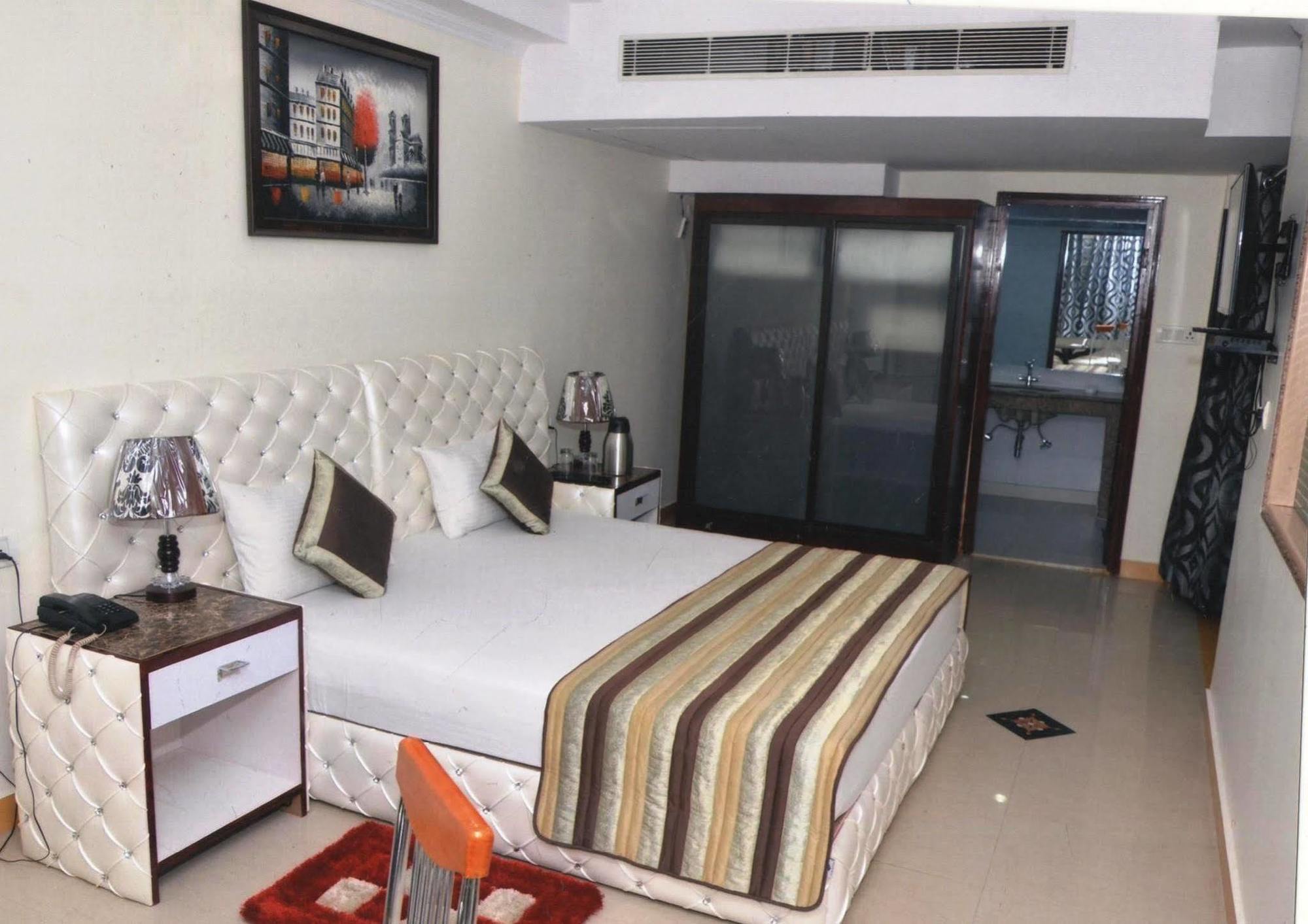 Delite Sarovar Portico Faridabad Ngoại thất bức ảnh